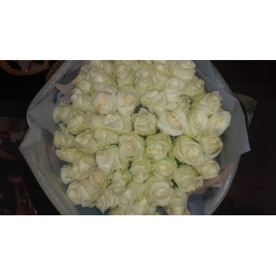 Фото отзыв: Заказала букет подруге на День рождения! Очень переживала что розы могут  быть не свежие, а зря, привезли во время, потрясающий букет из 51 белой розы, шапки роз твердые, думаю простоят долго! Огромное спасибо! Теперь буду заказывать только у Вас!