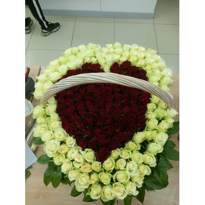 Фото отзыв: Очень круто, сегодня заказал, забирал самовывозом, цветы свежие, корзина вживую просто огромная, по фото этого не видно, этот лот рекомендую всем, есть wow-эффект!!