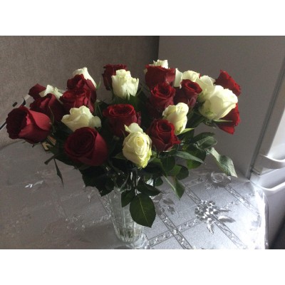 Фото отзыв: Ребята,спасобо Вам огромное за   букет,розы свежие,доставка быстрая!Именниница  довольна!