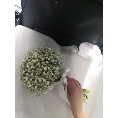 Фото отзыв: Очень переживала за цветы, но зря! Всё пришло вовремя, чётко, оперативно, в лучшем виде. Букет невесты шикарно выполнен, всё как я и хотела, даже лучше! Получила массу комплиментов по поводу цветов. Спасибо Вам большое! Буду обращаться ещё.