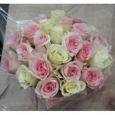 Фото отзыв: Красивый букет, свежие цветы, очень благодарна , что скорректировали по моей просьбе композицию. Курьер очень ответственный.