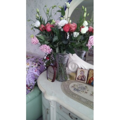 Фото отзыв: Ставлю тройку только потому, что Маме моей понравился букет, так как изначальный образец она не видела, но лично я разочарована: и видом собранного, совсем не похожего на заказанный, букета, и тем, что даже неаккуратно подписанная неведомая открытка так и не попала, в итоге, в букет, из-за чего родным пришлось звонить и выяснять, от кого это... Чувствуется общее халатное отношение ко всему. Только курьер приехал, молодец, вовремя - к нему претензий нет. Не рекомендую :(