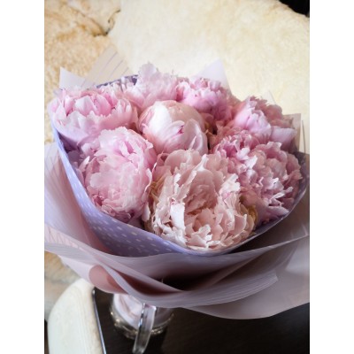 Фото отзыв: Добрый день, уже оставил отзыв под букетом, заказывал букет пионов и связку шариков, доставка была во время все хорошо, букет замечательный а вот шарики сдулись уже к вечеру, что огарчает. 