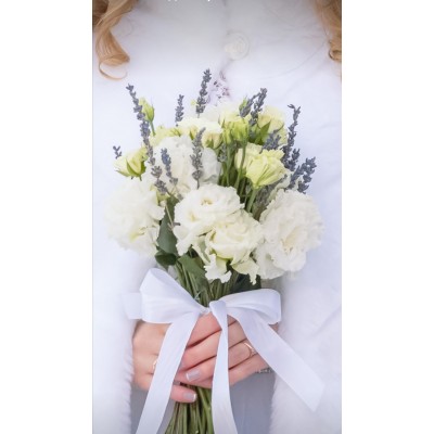Фото отзыв: Букет приехал ко дню свадьбы (за час) свежайший и такой красивый как и на фото с сайта. Общение проходило по ватсап и мой букетик показали за день до свадьбы, так что всегда по букету можно сделать корректировку, если захотите что-то добавить или убрать. Советую!