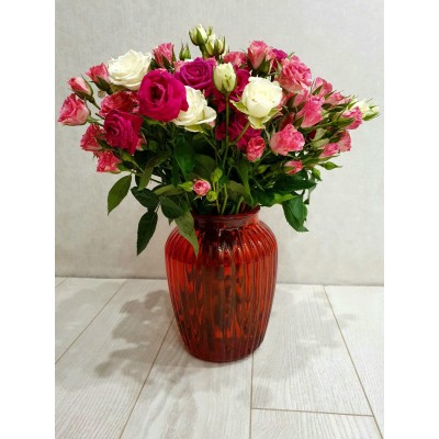 Фото отзыв: Отличная ваза, брала красный цвет. Думала будет слишком насыщенный цвет, но реально оказался лучше, (красный с лёгкой прозрачностью стекла.) Очень достойно выглядит. По размеру букет высотой 50см встанет отлично (у меня 25 шт, кустовые розы были) Класс.