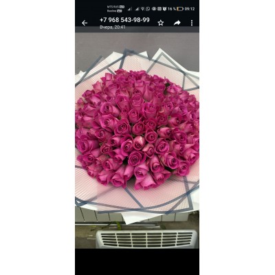 Фото отзыв: Заказывала букет 101 роза и шарики. Доставка своевременно, букет обалденный. Фото перед отправкой. <br />
Оценка 5*, рекомендую.<br />
Спасибо