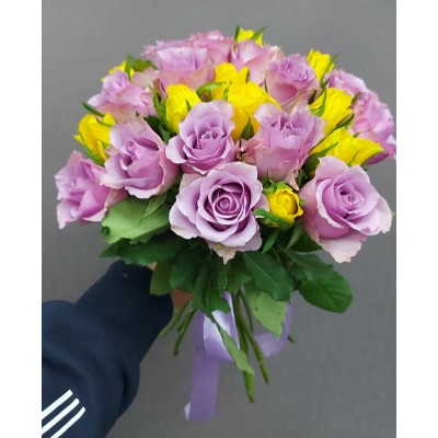 Фото отзыв: Спасибо! Всё чётко, честно, профессионально! Заказ приняли утром 8 февраля, вскоре прислали фото готового букета (№ 1), в оговоренное время курьер привез цветы и пакетик с волшебным средством для ухода за срезанными цветами. Сделать всё точно по инструкции не получилось (если кто не в курсе, на сайте есть инструкция по уходу за букетами, а ещё даётся гарантия на 5 дней -- или поменяют букет!), но цветам это не повредило. 10-го вечером (фото № 2) цветы свежайшие, 12-го февраля вечером (фото № 3), то есть на 5-й день, они по-прежнему радуют имениннницу! Спасибо!