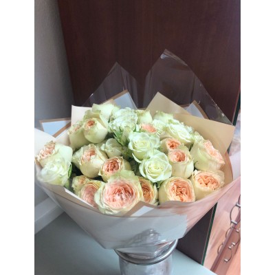 Фото отзыв: Заказывала в первый раз, рада, что не ошиблась с выбором компании! Сервис на высоте, менеджер на связи в whatsapp, всё чётко организовано! Спасибо за восхитительный букет для дочери! 