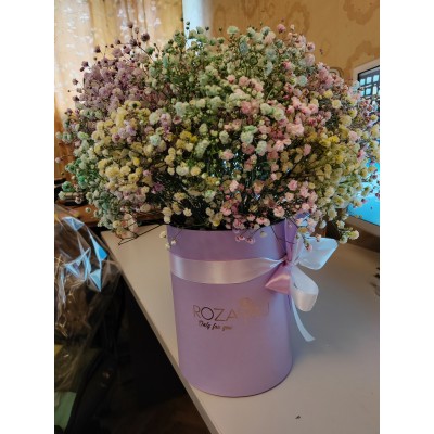 Фото отзыв: Супер, заказывала букет радужных гипсофил в коробке для подарка, букет наисвежайший, по готовности отправили фотографии на одобрение, я одобрила с первого раза, потому что прекрасно все сделали. Курьер привез цветы точно ко времени, и букет в живую оказался еще лучше чем на фото. Большое спасибо флористам за профессиональный подход к своему делу. Букет был бережно обернут в прозрачную пленку, а так же прилагается инструкция свежести. Огромное спасибо! С большим уважением и до новых заказов. 