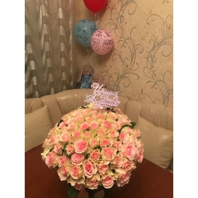 Фото отзыв: Заказывала букет из 101 розы на юбилей подруге. Все выполнено точно в срок, букет шикарен, все розы свежие. Подруга в восторге. Спасибо! 