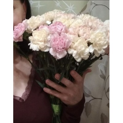 Фото отзыв: Хороший ассортимент, цены приемлемые. Заранее в вотс ап прислали как выглядит букет перед отправкой. Доставили чуть раньше назначенного времени. Цветочки красивые) 
