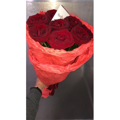 Фото отзыв: Сделала заказ роз, быстро подтвердили обо всем договорились. Перед отправкой действительно скинули фото, что очень порадовало) Курьер очень доброжелательный. Но цветочки на 3 день стали погибать, я написала в магазин и мне сообщили о том, что скорее всего это моя вина, так как ваза для таких длинных цветов слишком короткая и им просто не хватило воды... Но без каких либо обвинений и разборок, магазин действительно предложил, и собственно привез комплимент в виде 15 роз. Это было очень неожиданно, хоть и заявлено магазином... Но все мы понимаем что мало кто выполняет свои обещания)))) Просто лучше при оформлении заказа клиенту сообщать в переписке как ухаживать за букетом который он приобретает) Но хочу сказать огромное  спасибо