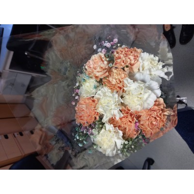 Фото отзыв: Огромная благодарность за букет! Вечно ищу белые гвоздики и никак не могу найти, а у Вас без каких-то проблем. Потрясающие цветы, потрясающий букет, доставка вовремя, всё в целости и сохранности. <br />
Курьер вежливый, аккуратный.<br />
В общем, полный восторг! Ещё раз благодарю! 