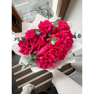 Фото отзыв: Цветы доставлены в срок, с прекрасной запиской! Время было позднее, но все было выполнено идеально! Цветы чудесные! Команде большое спасибо за оперативность