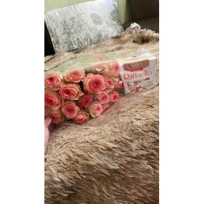 Фото отзыв: Спасибо большое, всё точно по времени, вежливый курьер был всегда на связи, цветы стояли 5 дней точно. Учли все  пожелания, отчет перед доставкой совпадает с реальным букетом. Заказывали из другого города, отвечали по ватсап оперативно, никаких замечаний нет. Чудесно, спасибо!