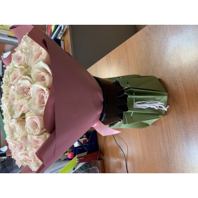 Фото отзыв: Заказала первый раз, цветочки свеженькие, доставка ко времени, курьер вежливый. Буду ещё заказывать . Спасибо.