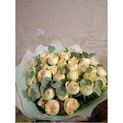 Фото отзыв: Букет один в один с тем что на сайте. А учитывая, что пришлось мне заказывать его находясь в другом городе, это безумно приятно.<br />
Сервис очень достойный. Все этапы заказа со мной были на связи. Фото, звонки.<br />
И вишенкой на торте стало общение с курьером. Вежливый, грамотная речь.<br />
Спасибо большое.