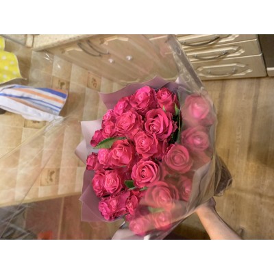 Фото отзыв: Спасибо за прекрасный букет! Розочки очень красивые, свежие. Заказ оформили быстро, прислали фото перед отправкой, доставили к точному времени. Буду заказывать ещё. 