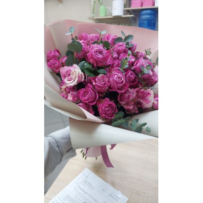 Фото отзыв: Потрясающий свежий и красивый букет. Оперативная доставка. Продолжу покупать букеты =)