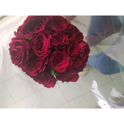 Фото отзыв: Сделала заказ роз, быстро подтвердили обо всем договорились. Перед отправкой действительно скинули фото, что очень порадовало) Курьер очень доброжелательный. Но цветочки на 3 день стали погибать, я написала в магазин и мне сообщили о том, что скорее всего это моя вина, так как ваза для таких длинных цветов слишком короткая и им просто не хватило воды... Но без каких либо обвинений и разборок, магазин действительно предложил, и собственно привез комплимент в виде 15 роз. Это было очень неожиданно, хоть и заявлено магазином... Но все мы понимаем что мало кто выполняет свои обещания)))) Просто лучше при оформлении заказа клиенту сообщать в переписке как ухаживать за букетом который он приобретает) Но хочу сказать огромное  спасибо