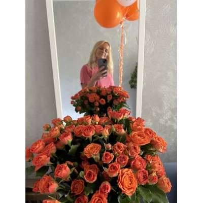 Я хотела написать этот отзыв, кажется, уже около года, но всё откладывала ? И ведь забавно: когда что-то не нравится, мы обычно сразу идём писать об этом, а когда всё хорошо, то просто радуемся и продолжаем пользоваться. Вот и я всё это время продолжала заказывать здесь цветы, была довольна, мама была довольна, а до отзыва руки так и не доходили. Но наконец-то исправляюсь ❤️<br />
<br />
Я живу в Швейцарии, а мама далеко от меня, поэтому цветы для меня - это ещё и один из способов быть рядом. Иногда отправляю ей букеты на день рождения или другие праздники, а иногда просто так, без повода, потому что она очень любит свежие цветы. ?<br />
<br />
Этот магазин я когда-то нашла совершенно случайно, когда привычный мне сервис перестал принимать оплату из-за границы. И в итоге это случайное открытие оказалось очень удачным.<br />
<br />
Я заказывала здесь уже много раз, и каждый раз всё прекрасно. Цветы всегда свежие, перед доставкой присылают фотографию букета, и это для меня огромный плюс. Если вдруг хочется что-то поправить или заменить, можно спокойно об этом сказать. Сотрудники всегда идут навстречу без каких-то проблем.<br />
<br />
А самое главное - мама каждый раз счастлива. Говорит, что цветы красивые, свежие и долго стоят. А мне очень приятно знать, что, даже находясь так далеко, я могу вот так неожиданно порадовать её.<br />
<br />
Цветы вообще какое-то маленькое счастье. Спасибо вам за то, что столько раз уже помогали мне передавать это счастье через расстояние. Теперь наконец-то не только заказываю, но и оставляю заслуженный отзыв ❤️ Фото отзыв: Я хотела написать этот отзыв, кажется, уже около года, но всё откладывала ? И ведь забавно: когда что-то не нравится, мы обычно сразу идём писать об этом, а когда всё хорошо, то просто радуемся и продолжаем пользоваться. Вот и я всё это время продолжала заказывать здесь цветы, была довольна, мама была довольна, а до отзыва руки так и не доходили. Но наконец-то исправляюсь ❤️<br />
<br />
Я живу в Швейцарии, а мама далеко от меня, поэтому цветы для меня - это ещё и один из способов быть рядом. Иногда отправляю ей букеты на день рождения или другие праздники, а иногда просто так, без повода, потому что она очень любит свежие цветы. ?<br />
<br />
Этот магазин я когда-то нашла совершенно случайно, когда привычный мне сервис перестал принимать оплату из-за границы. И в итоге это случайное открытие оказалось очень удачным.<br />
<br />
Я заказывала здесь уже много раз, и каждый раз всё прекрасно. Цветы всегда свежие, перед доставкой присылают фотографию букета, и это для меня огромный плюс. Если вдруг хочется что-то поправить или заменить, можно спокойно об этом сказать. Сотрудники всегда идут навстречу без каких-то проблем.<br />
<br />
А самое главное - мама каждый раз счастлива. Говорит, что цветы красивые, свежие и долго стоят. А мне очень приятно знать, что, даже находясь так далеко, я могу вот так неожиданно порадовать её.<br />
<br />
Цветы вообще какое-то маленькое счастье. Спасибо вам за то, что столько раз уже помогали мне передавать это счастье через расстояние. Теперь наконец-то не только заказываю, но и оставляю заслуженный отзыв ❤️