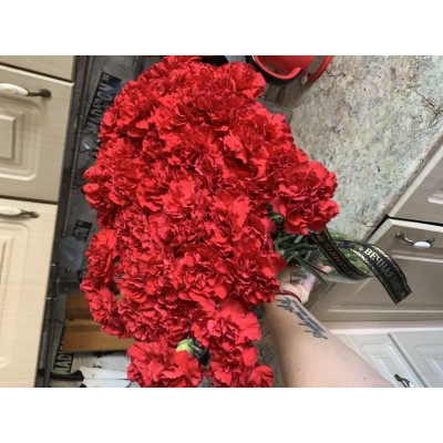 Фото отзыв: Очень хороший салон цветов! <br />
Ребята выручили в двойне, первый раз заказала для грустного повода букет ( цена порадовала) привезли все во время и свежие.<br />
И после отмены в (9 вечера )цветов в другом магазине для школы обратилась в эту компанию в 9 вечера цветы и привезли в назначенное время. Свежие. <br />
Буду советовать! 