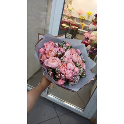 Фото отзыв: Потрясающий букет!!! Дарила подруге.  Цветы свежие,  нежный аромат,  стояли долго.  Однозначно рекомендую. Работа менеджера отличная - все время была на связи,  перед отправкой фото букета выслала. 