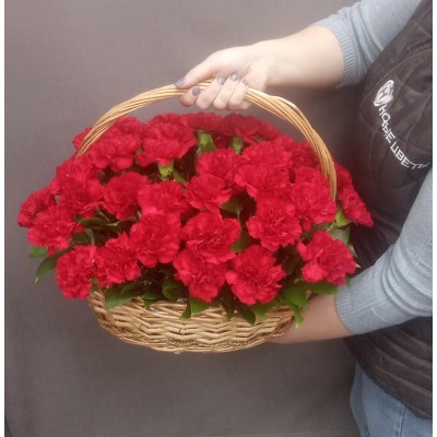 Фото отзыв: Заказывали корзину из 50 гвоздик на 1 сентября. Результат превзошёл все ожидания. Все оформили красиво, цветы свежие, огромная благодарность от всей кадетской школы 1784. Успехов вам и процветания, до следующего заказа!!!!