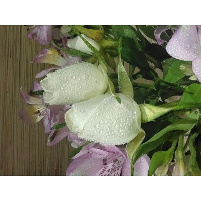 Фото отзыв: Моей жене очень понравился данный букет. И мне вообще-то тоже. Небольшой, аккуратный. Доставка вовремя, цветы действительно долго стояли, бонусом могут подписать открытку и ещё прилагается средство для цветов, чтобы долго стояли.