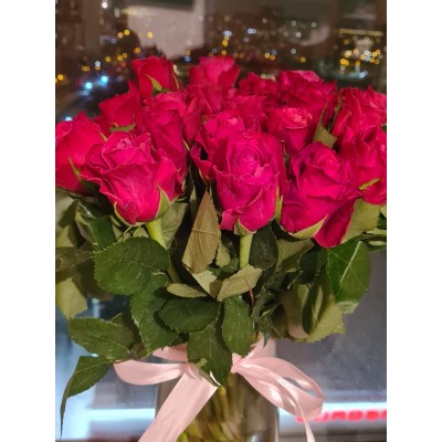 Фото отзыв: Очень красивый и свежий букет из 35 алых роз! Цена отличная. Рекомендую. 