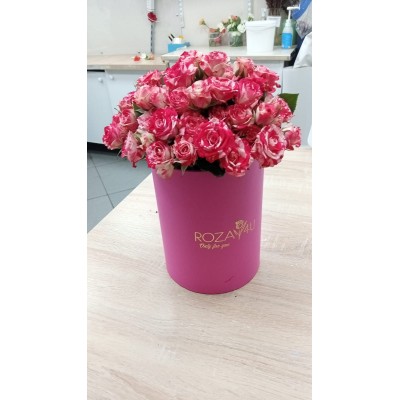 Фото отзыв: 28.09.2024 заказала букет в коробке, кустовые розы. После оформления букета флорист прислала фото. Цветы свежие, хорошо стоят. Удобная доставка. Спасибо за добросовестную работу!!!