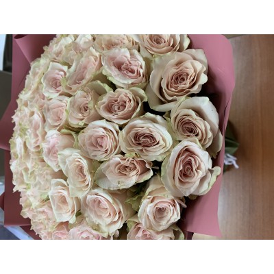 Фото отзыв: Букет понравился, миниатюрные свежие розочки 40 см. Менеджер ответил на все вопросы,курьер приехал в заданный интервал времени. Посмотрим сколько простоит букет. Спасибо