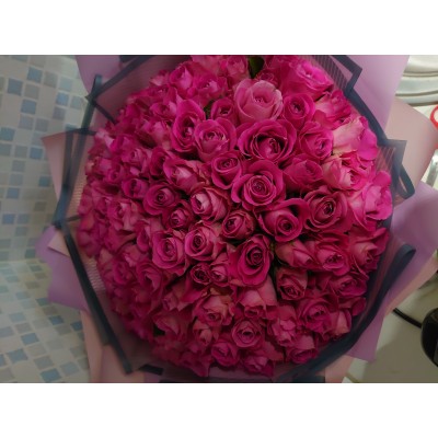 Фото отзыв: Хочу поблагодарить за невероятно красивый букет для моей мамочки! Тяжёлый, большой, красивый. Мама была в восторге. Все цветочки свежие, запах обалденный. Именинница была  в восторге!