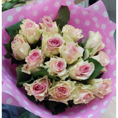 Фото отзыв: Добрый день. Делали доставку цветов в Химки день в день.<br />
Утром сделали заказ двух букетов, уже в обед цветы были доставлены.<br />
Сервис на высоте! Нам заранее прислали фото нашего букета, учли все пожелания ранее, курьер заранее перезвонил и предупредил восколько точно привезут цветы.<br />
Букет был в дополнительной, защитной от пыли упаковке. Цветы свежие, все довольны!<br />
Однозначно рекомендую, фото одного из букетов ниже. <br />
Спасибо Вам за оперативность и качество. <br />
