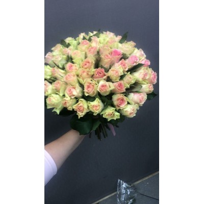 Фото отзыв: Делали заказ для свадьбы - 4 разных букета. Бомбастик, белые розы, розовые и 51 бело-розовых. Заказали за 3 дня. Нам перезвонили, уточнили заказ, приняли во внимание все пожелания. Привезли даже раньше назначенного часа. Курьер был очень доброжелателен. Букеты необычайно свежие и красивые. Цветы стоят третий день как только что срезанные. Молодцы. Спасибо большое. Теперь только к вам будем обращаться.