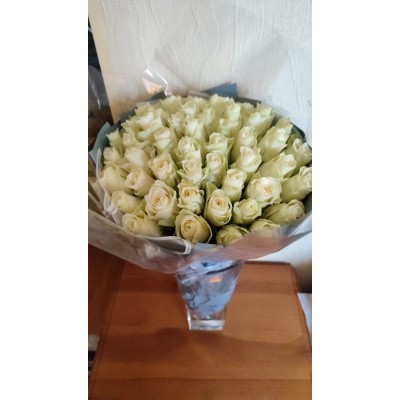 Фото отзыв: Спасибо за букет. Доставили очеь быстро. Цветы шикарные.Настроение отличное. Немного курьер заплутал,но с этим справились.