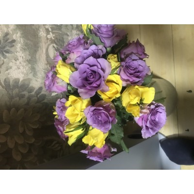 Фото отзыв: Спасибо! Всё чётко, честно, профессионально! Заказ приняли утром 8 февраля, вскоре прислали фото готового букета (№ 1), в оговоренное время курьер привез цветы и пакетик с волшебным средством для ухода за срезанными цветами. Сделать всё точно по инструкции не получилось (если кто не в курсе, на сайте есть инструкция по уходу за букетами, а ещё даётся гарантия на 5 дней -- или поменяют букет!), но цветам это не повредило. 10-го вечером (фото № 2) цветы свежайшие, 12-го февраля вечером (фото № 3), то есть на 5-й день, они по-прежнему радуют имениннницу! Спасибо!