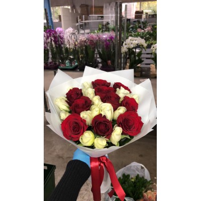 Фото отзыв: Цветы привезли быстро, цветы красивые. Букет соответствует фото. 