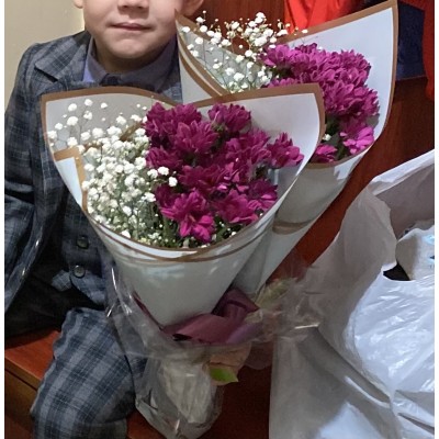 Фото отзыв: Заказывала для воспитателей в сад. Букетики получились красивее и пышнее, чем на фото в каталоге. Спасибо флористам!
