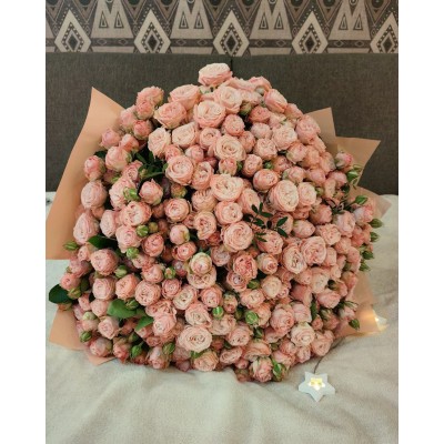 Фото отзыв: 16.12.24г. Заказывала букет от директора из 51шт кустовой розы "Мадам Бомбастик" для девушки. Букет шикарный!!! Оформление через сайт, все очень четко и подробно. Далее общение с сотрудником сайта проходило через WhatsApp, очень удобно, особенно когда в дороге в это время находишься!!! Девушка, которой доставили букет в восторге от этой красоты (фото прилагаю). Будем заказывать еще. Компании успеха и процветания!!! 