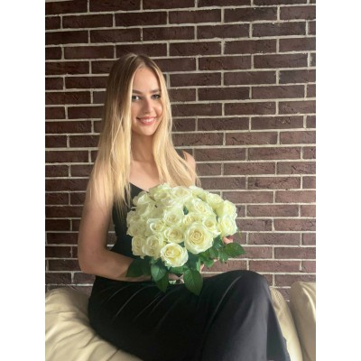 Фото отзыв: Очень довольна доставкой!!! Дочери принесли вовремя,  насвежайшие розы 6 августа, стоят до сих пор!<br />
Буду и дальше обращаться  и всем рекомендовать!<br />
 