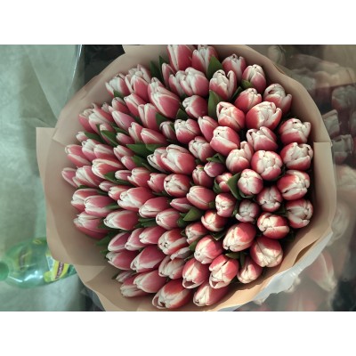 Фото отзыв: Ребята сделали свою работу очень качественно и с душой! Цветы свежие, букет красивый и аккуратный. Доставка в точности вовремя! Обязательно буду ещё обращаться за букетами, большое спасибо!