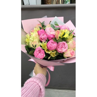 Фото отзыв: Чудесный букет, свежие цветы, внимание к клиентам, великолепная доставка! Все довольны, и заказчик и получатель. Всем рекомендую эту фирму.