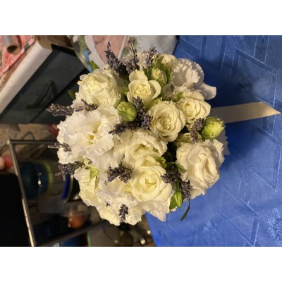 Фото отзыв: Заказали букет невесты розы с лавандой, плюс бутоньерку и букет-дублёр 22 апреля. Хочется поблагодарить за прекрасные, свежие цветы, очень понравились и букеты и бутоньерка. Доставка вовремя, как договаривались, спасибо большое!!!!