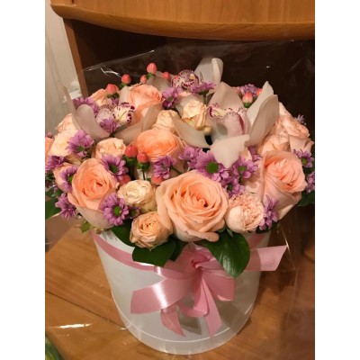 Фото отзыв: Большое спасибо за чудесный букет. Цветы очень свежие, красивые, цветовая гамма подобрана идеально. Маме очень понравился сюрприз! Спасибо флористам за сборку, а также за оперативную доставку в день обращения! 