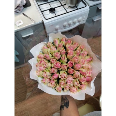 Фото отзыв: Очень приятно удивлена такой красоте, букет чудо, нежный и очень красивый!! Пахнет свежестью, заказываю не в первый раз и буду заказывать дальше! Спасибо вам! 