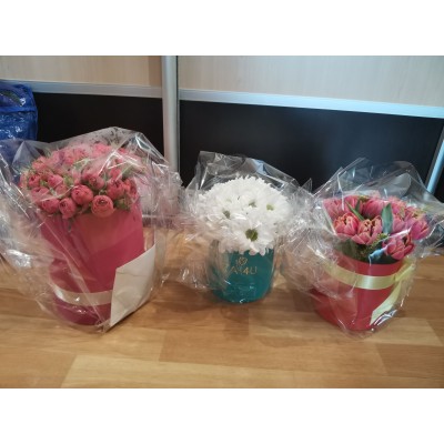 Фото отзыв: Заказываю второй раз за неделю - цветы в коробках, сдала госэкзамены, а вот теперь - защита диплома))) Цветы для госкомиссии от нашей группы студентов. Самое то! Красивые, яркие, долгоиграющие, радуют глаз преподавателей - а нашей группе это на руку, получаем хорошие и отличные оценки))) В упаковке с розами конверт, смотрится подозрительно, типа взятка))) А это, оказывается - инструкция по сохранению свежести, за что - отдельное спасибо! Спасибо! 