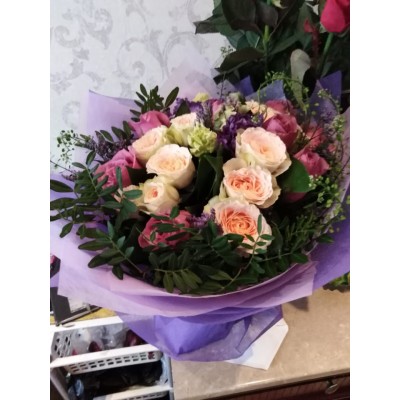 Фото отзыв: Всем доброго дня. Хотела поблагодарить сотрудников магазина ROZA4U за прекрасно выполненный заказ! Случайно нашла данный магазин в интернете, позвонила, оплатила, получила фото готового букета, в течении 2 часов доставили адресату. Цветы были свежие, стояли долго. Вообщем мне все понравилось, советую!