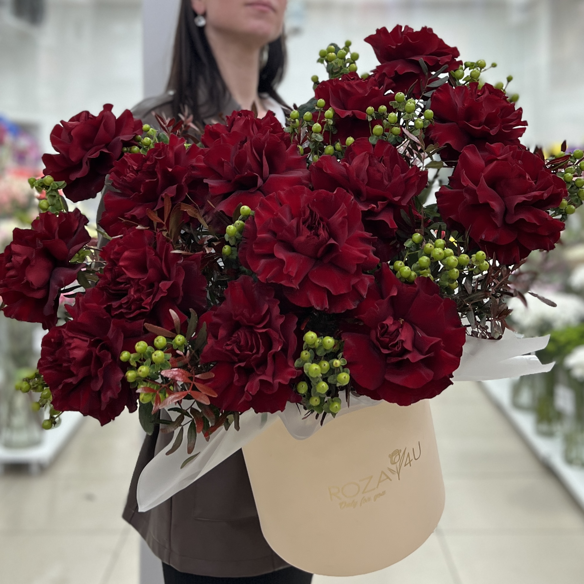 15 пышных роз Хартс в коробке