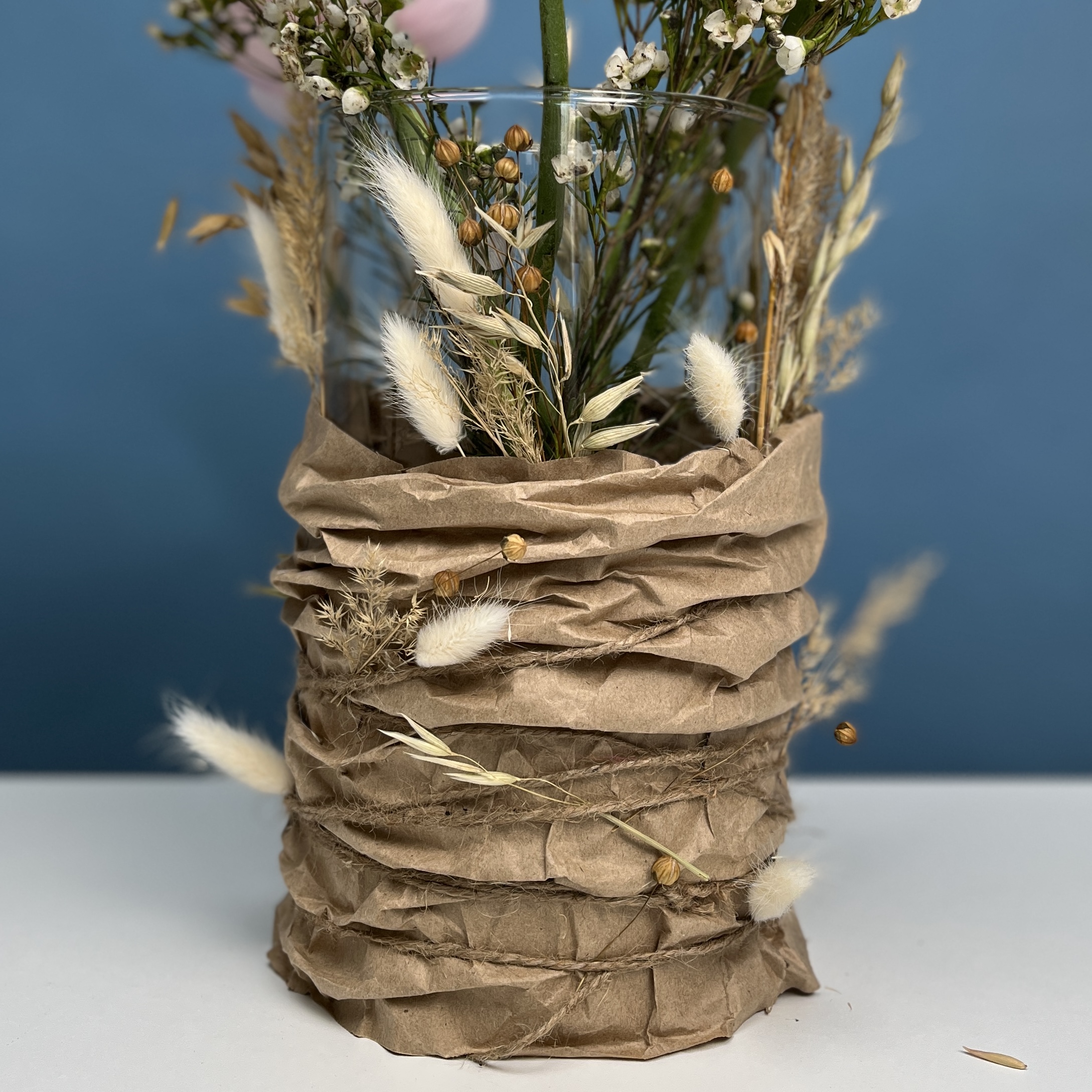 Настольная композиция на ресепшен с розовыми ранункулюсами